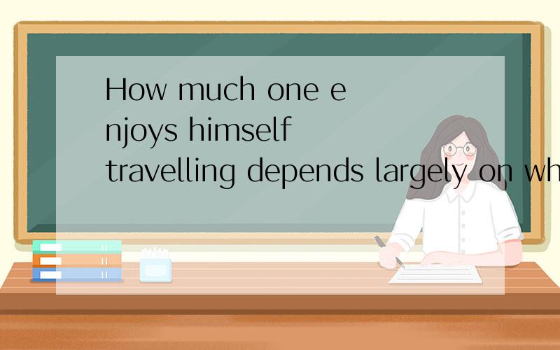 How much one enjoys himself travelling depends largely on who/whom he goes with,为什么可以是who?不是说宾格用whom吗